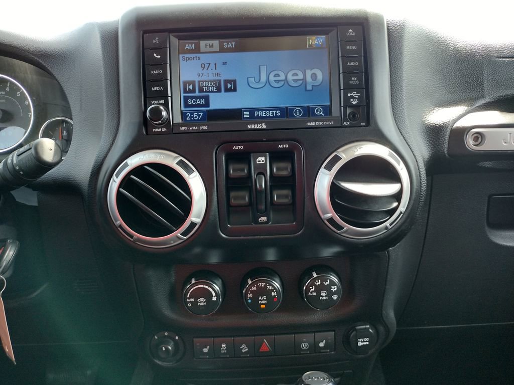 Used 2015 Jeep Wrangler Unlimited Rubicon w/ Connectivity Group AWD/4WD image 26