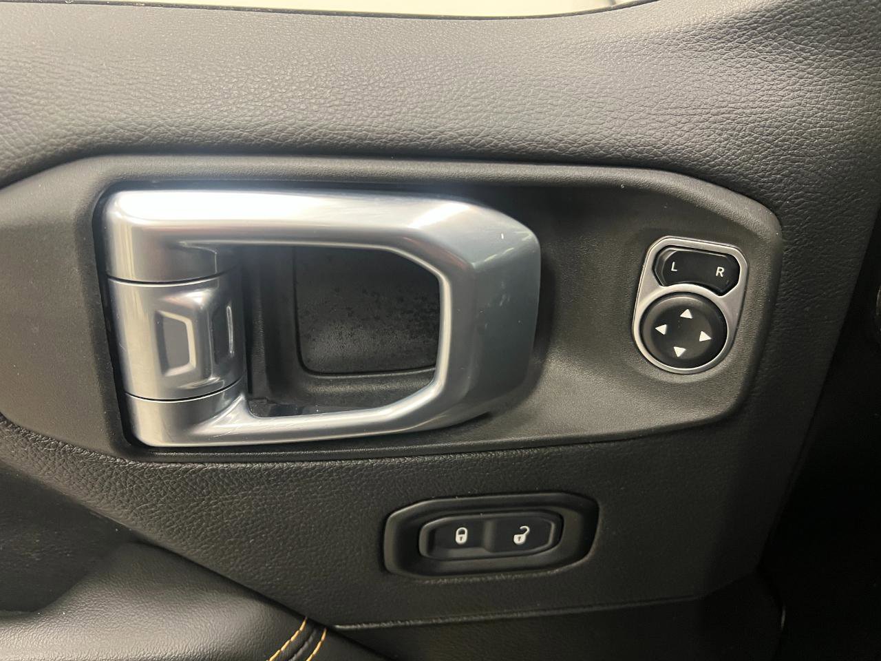 Used 2025 Jeep Wrangler Unlimited Sahara image 29