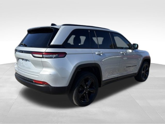 Used 2024 Jeep Grand Cherokee Altitude AWD/4WD image 16