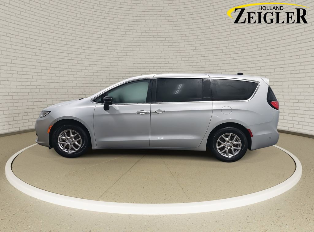 Used 2024 Chrysler Pacifica Touring-L image 8