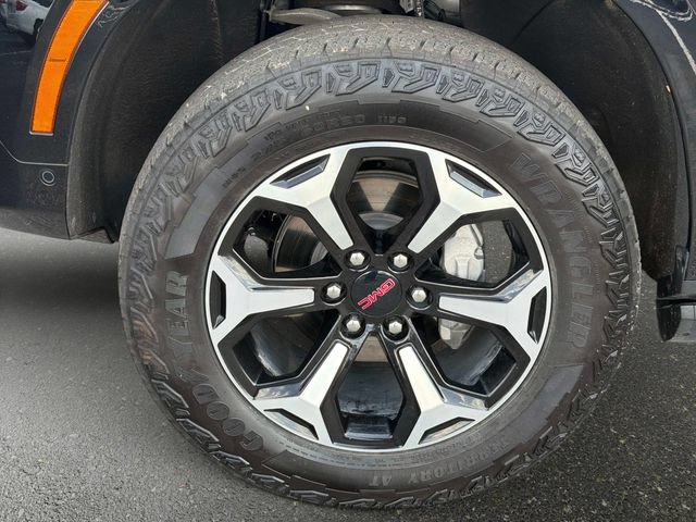 Used 2025 GMC Yukon AT4 w/ AT4 Premium Plus Package AWD/4WD image 10