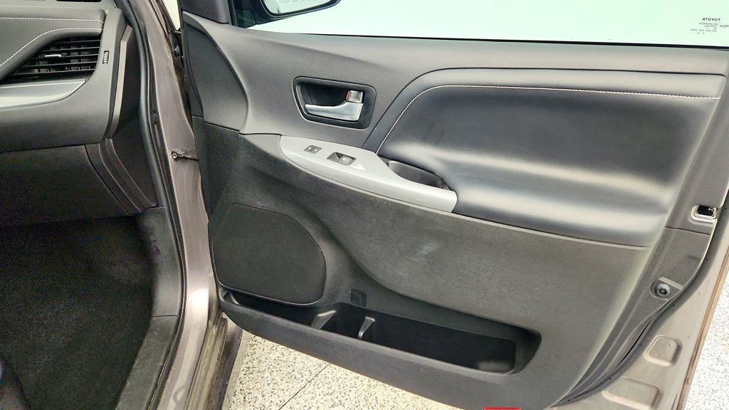 Used 2018 Toyota Sienna SE Premium image 27