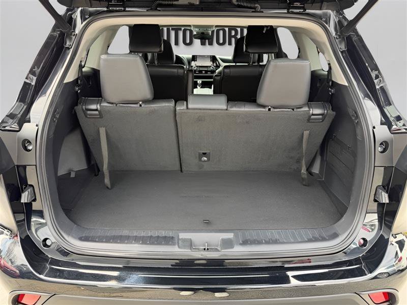 Used 2021 Toyota Highlander XLE FWD image 25