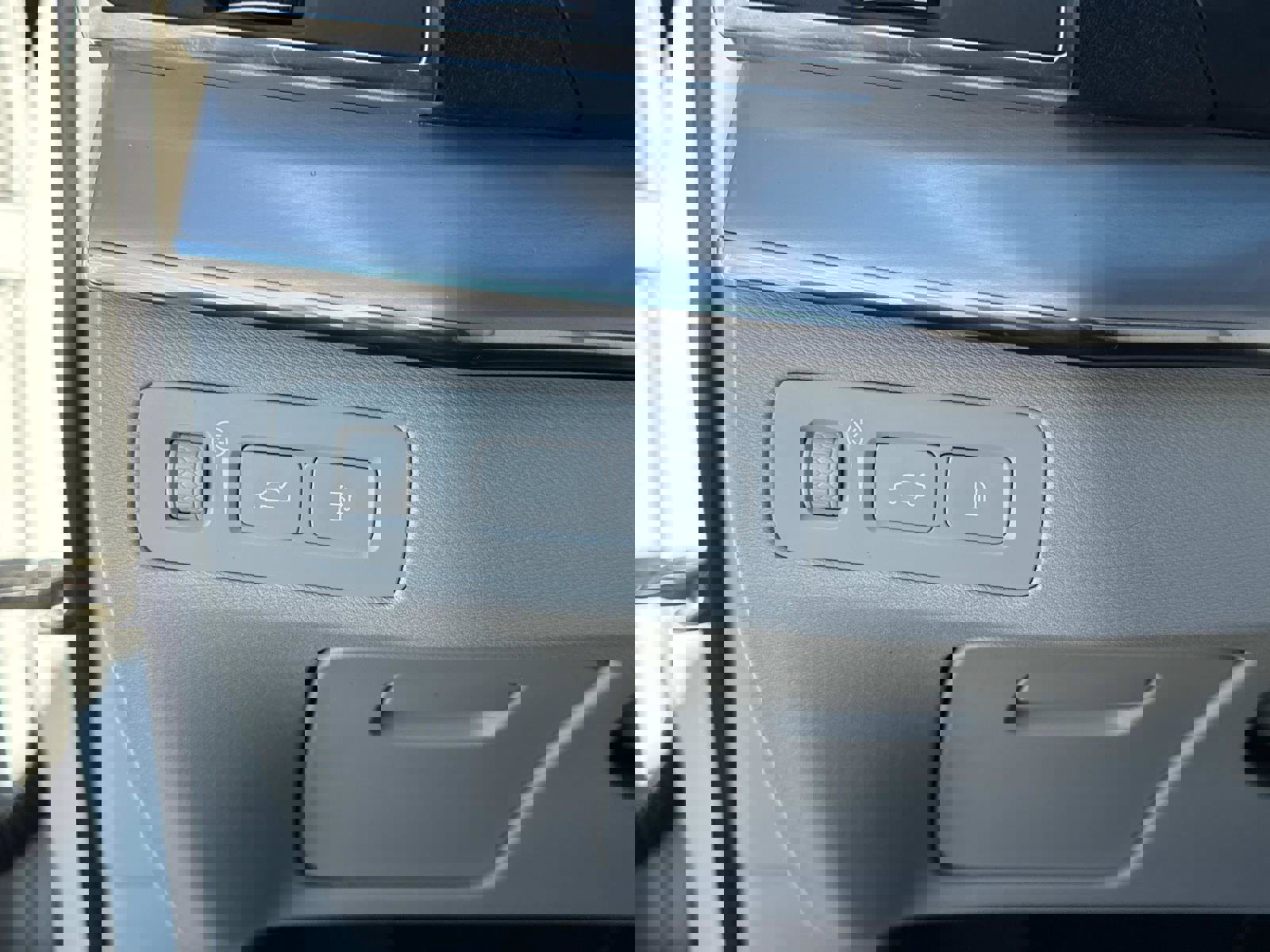 Used 2017 Volvo XC90 T6 Momentum w/ Vision Package image 29