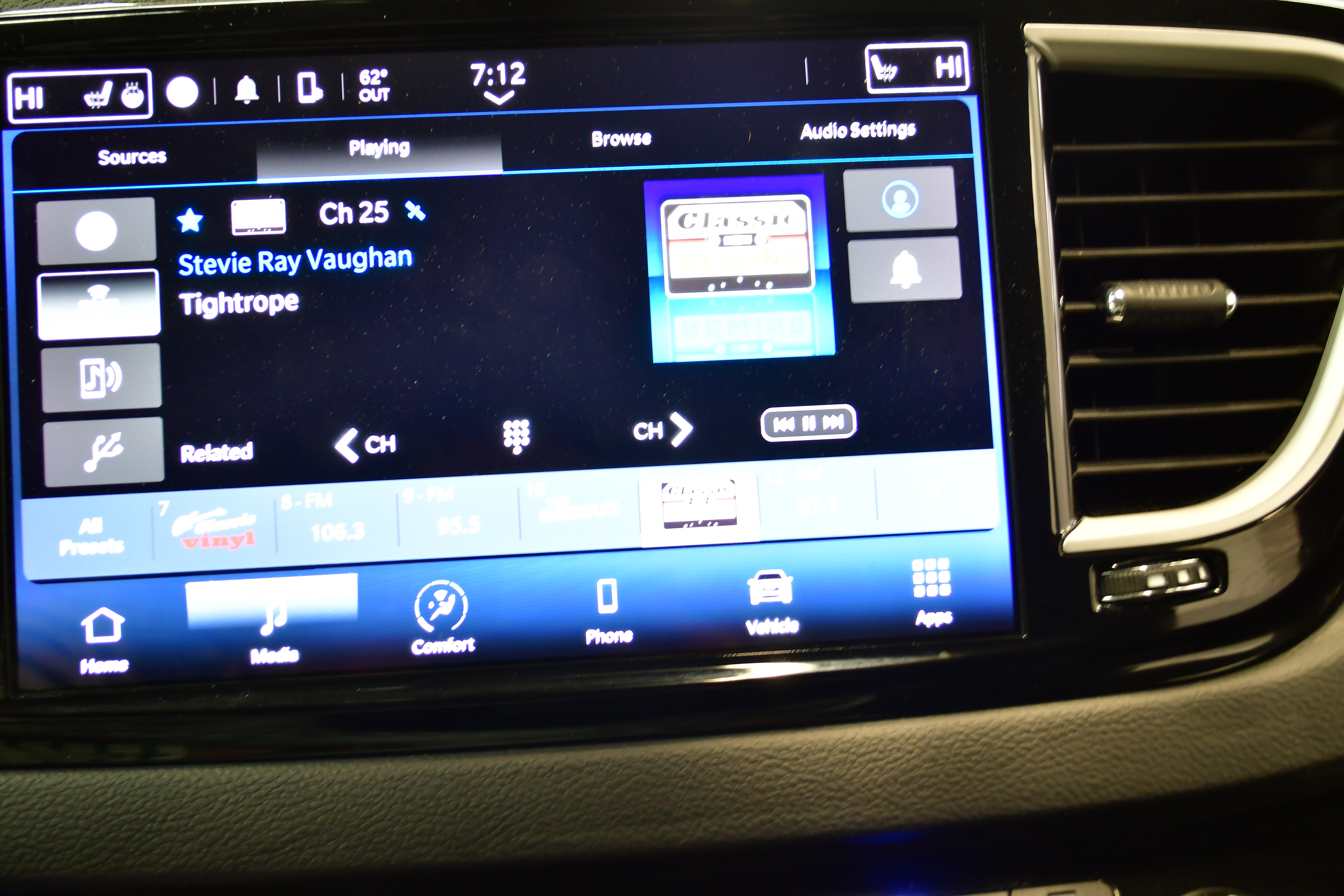 Used 2024 Chrysler Pacifica Touring-L image 25