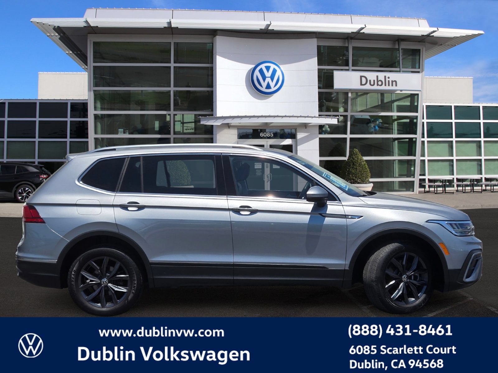 Certified 2023 Volkswagen Tiguan SE w/ Panoramic Sunroof Package AWD/4WD image 3