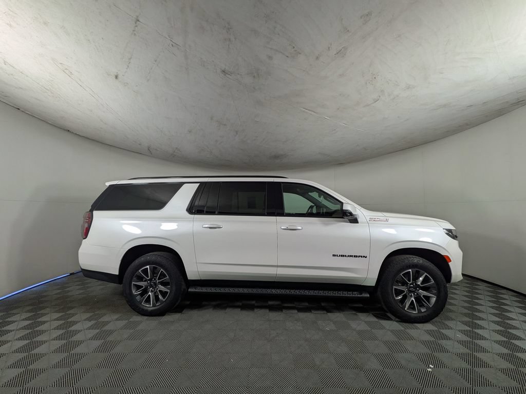 Certified 2024 Chevrolet Suburban Z71 w/ Luxury Package AWD/4WD image 7