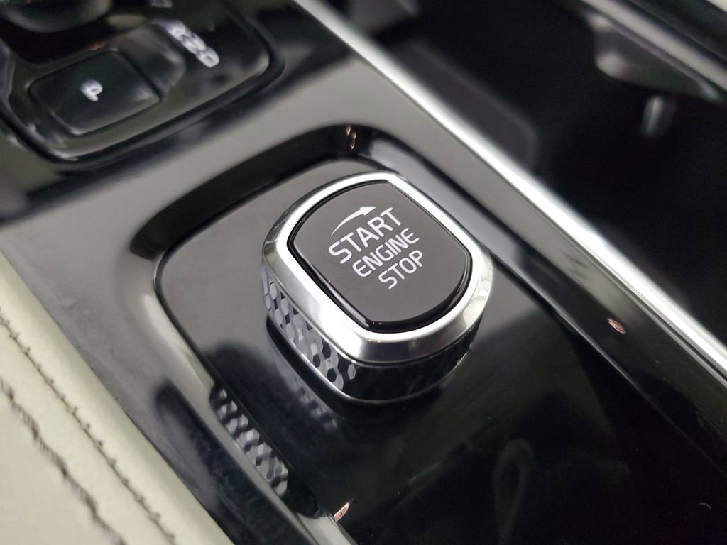 Certified 2025 Volvo XC90 B6 Ultra image 36