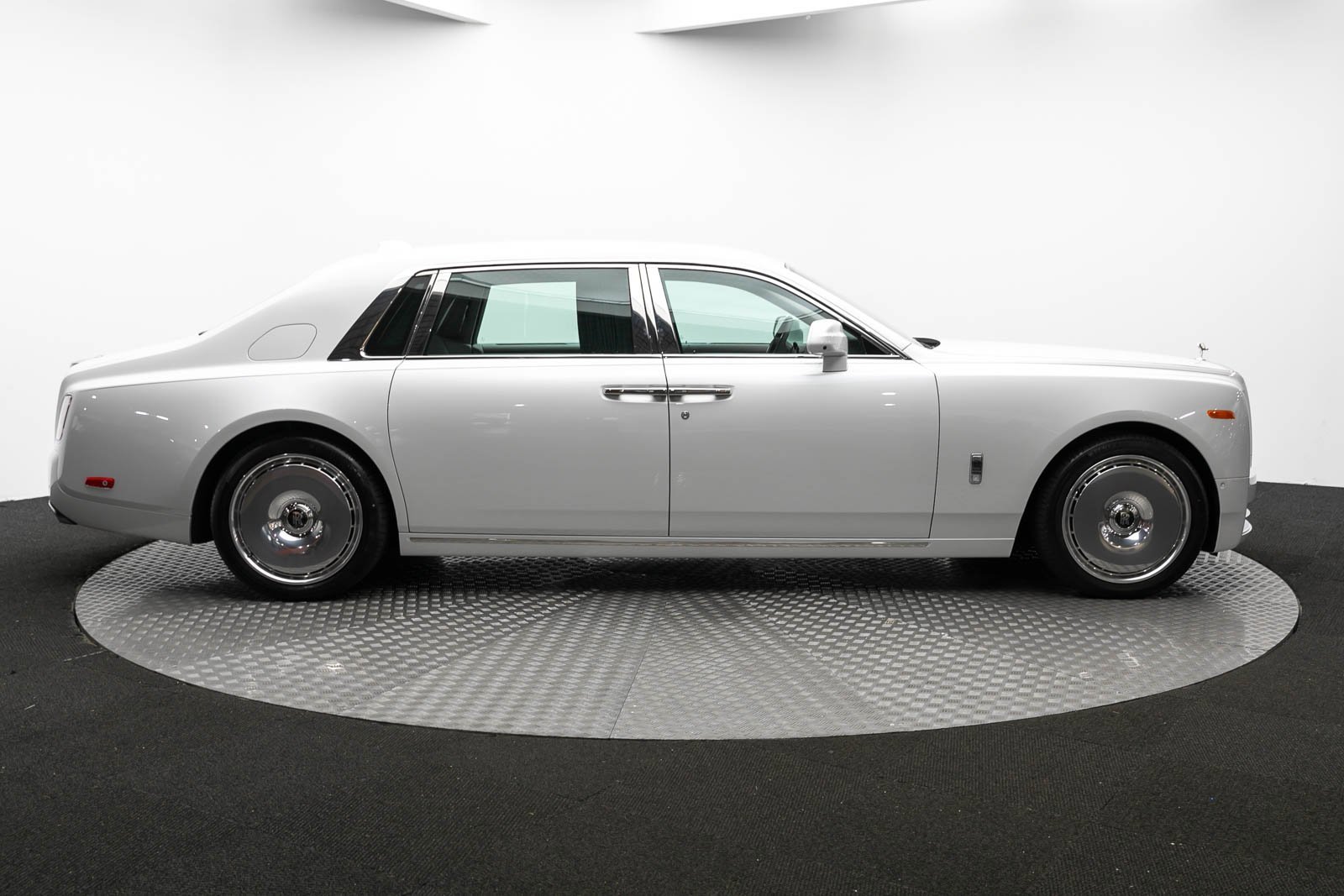 Used 2024 Rolls-Royce Phantom Extended Wheelbase w/ Leather Finishing Pack image 39