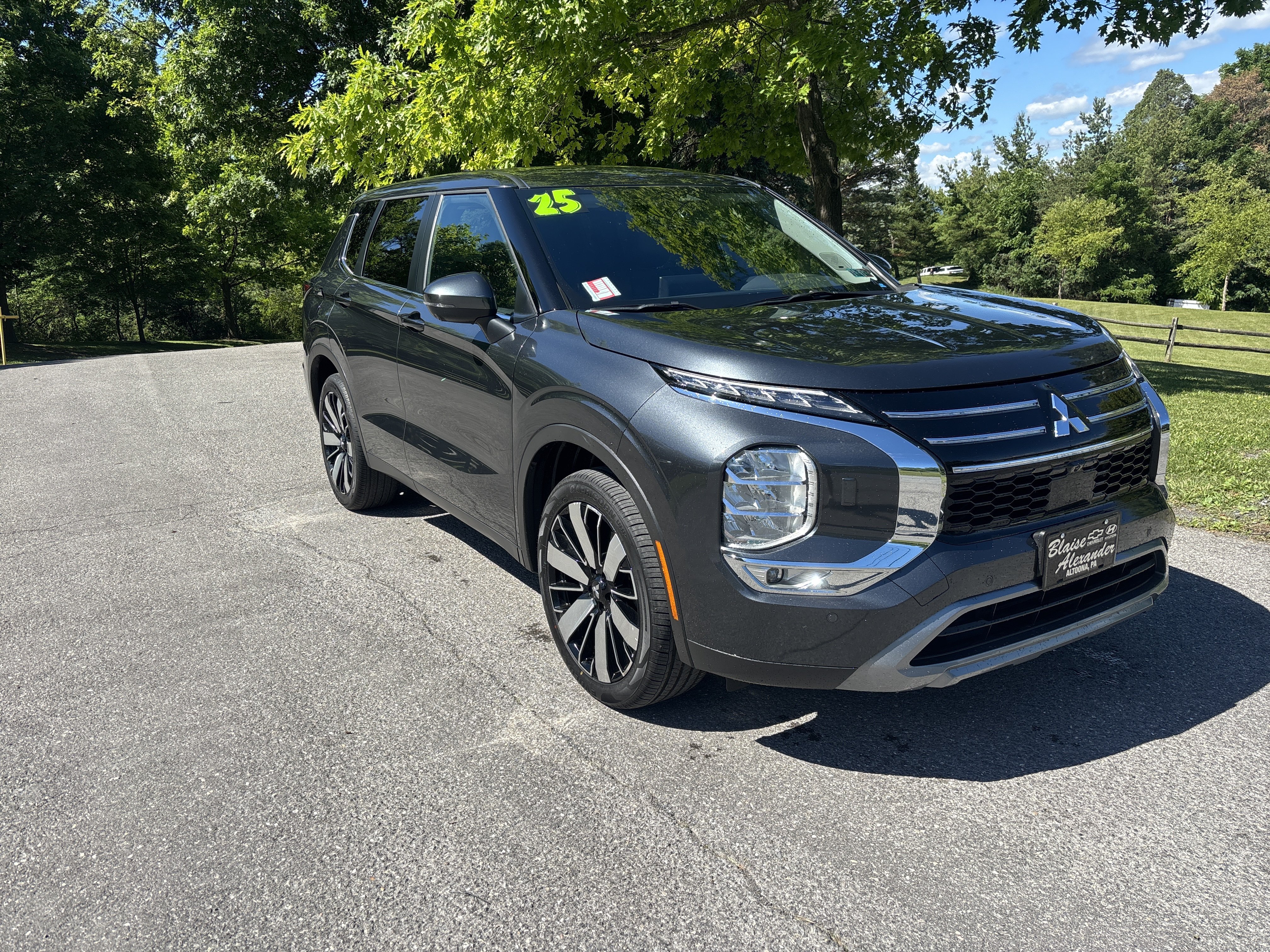 Used 2025 Mitsubishi Outlander SE