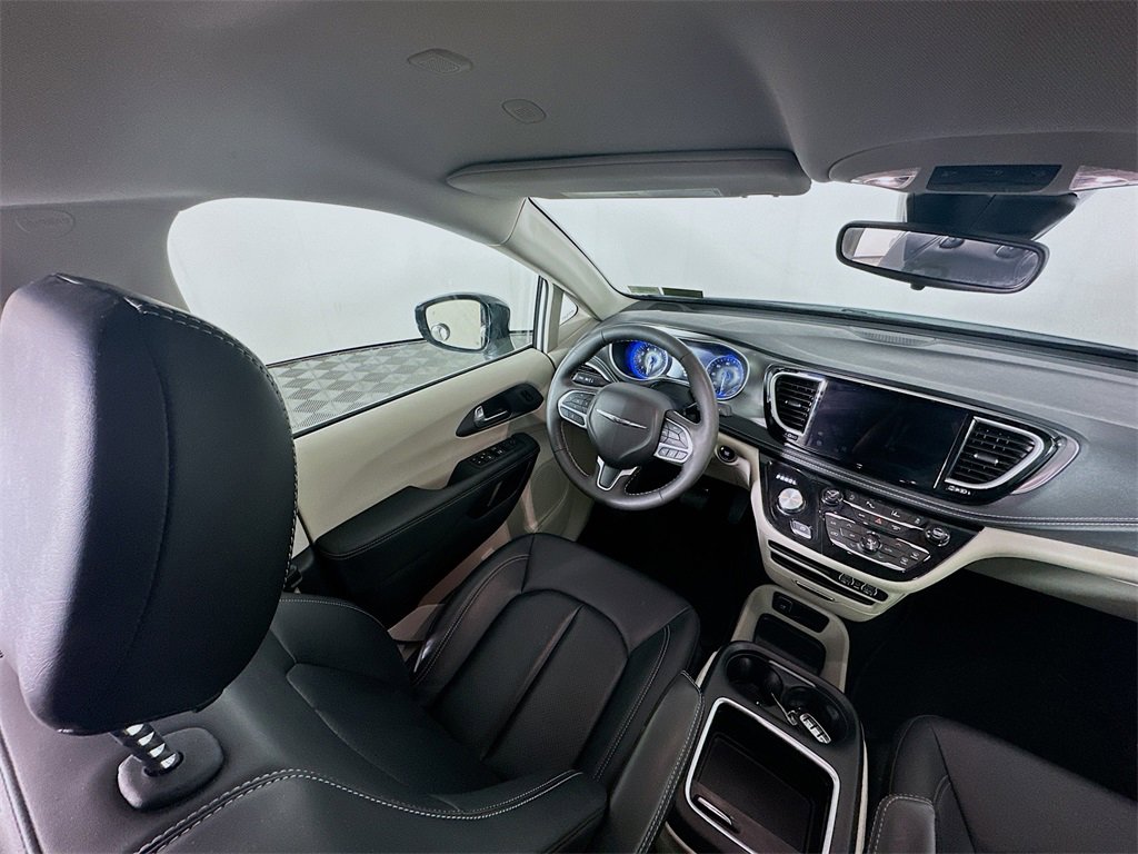 Used 2024 Chrysler Pacifica Touring-L image 9