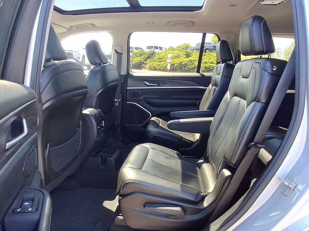 Used 2022 Jeep Grand Cherokee L Limited w/ Black Appearance Package AWD/4WD image 20
