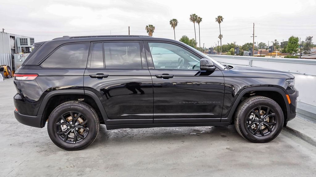 Used 2025 Jeep Grand Cherokee Altitude AWD/4WD image 13