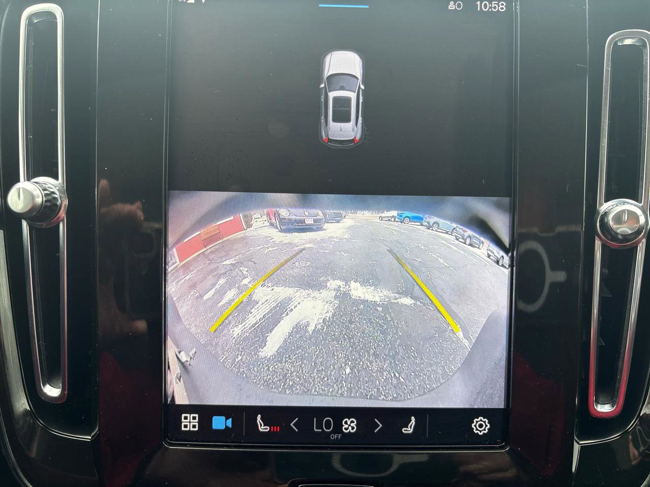 Used 2024 Volvo XC40 B5 Plus image 13