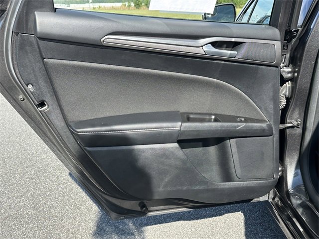 Used 2017 Ford Fusion SE w/ Fusion SE Technology Package image 22