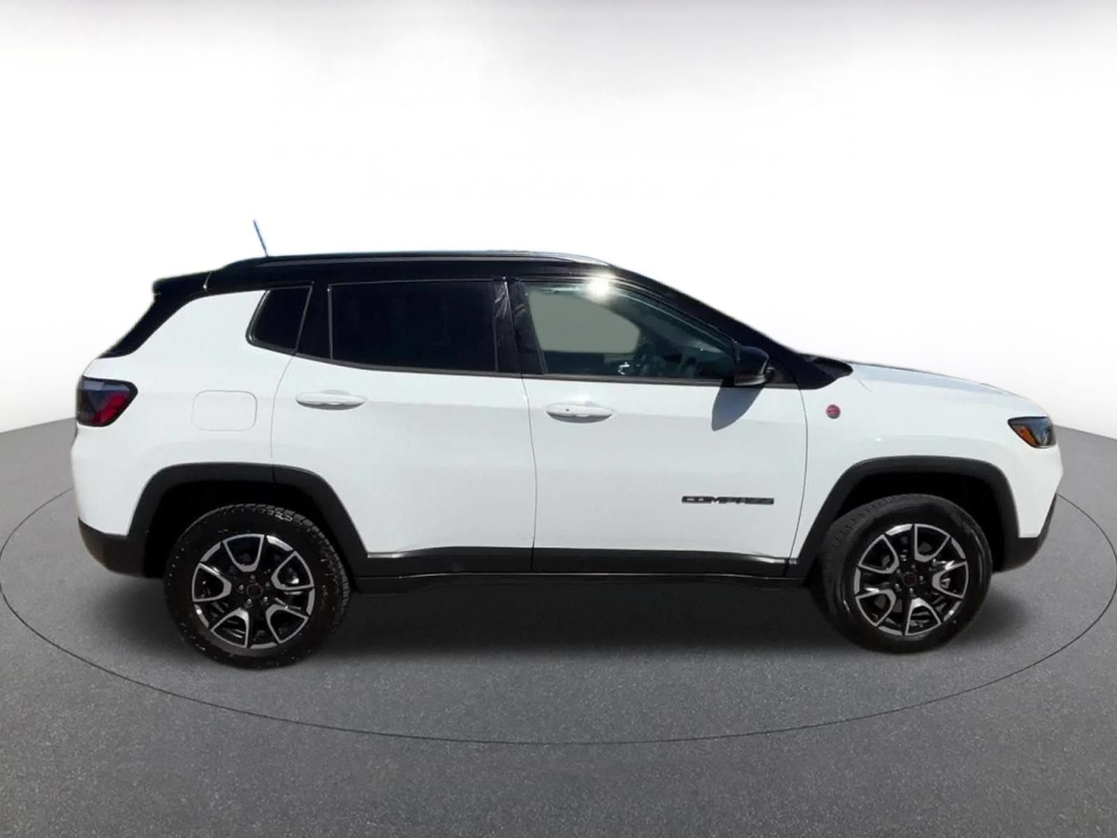 Used 2025 Jeep Compass Trailhawk AWD/4WD image 16