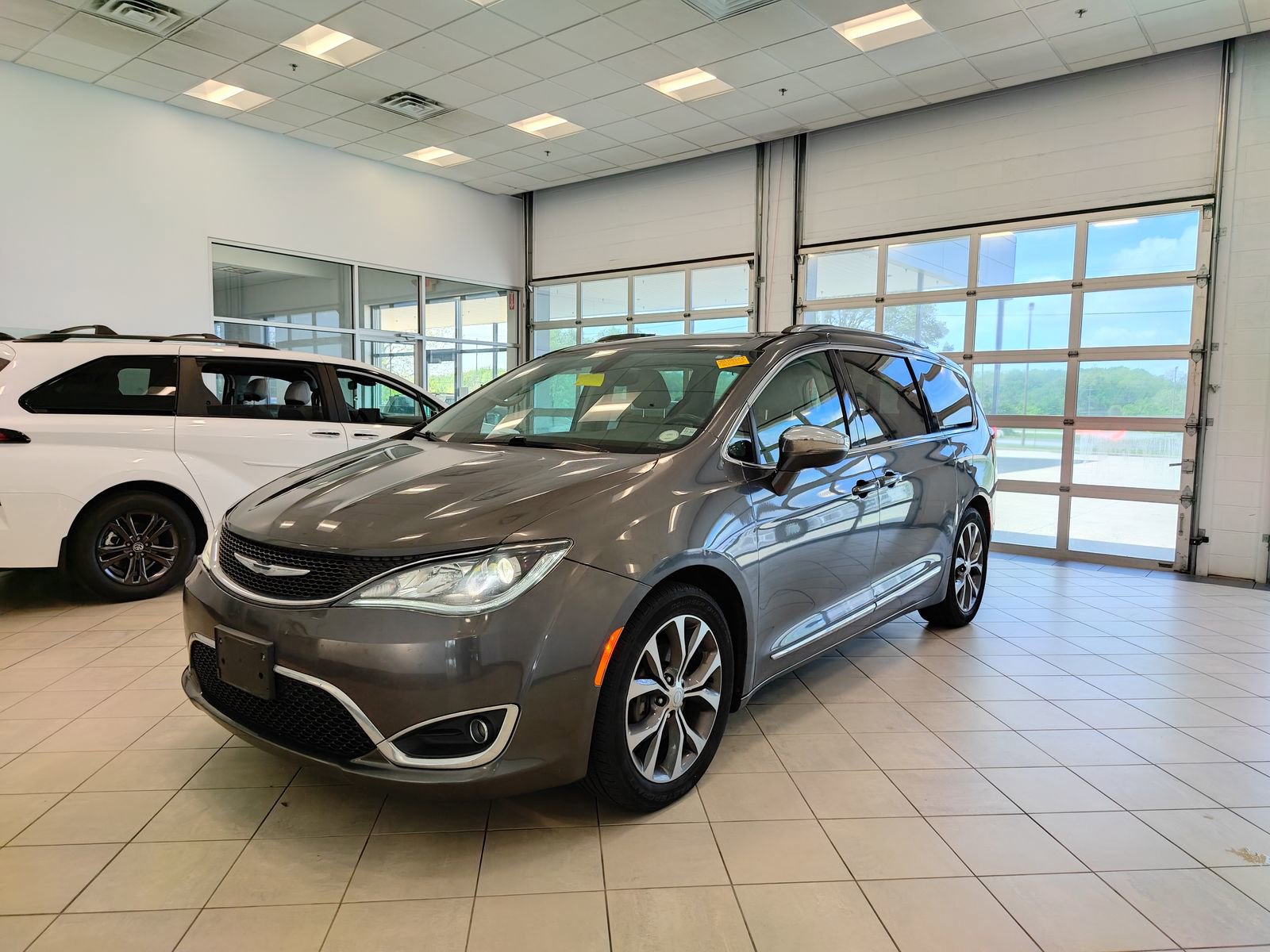 Used 2017 Chrysler Pacifica Limited w/ UConnect Theater Package FWD image 7