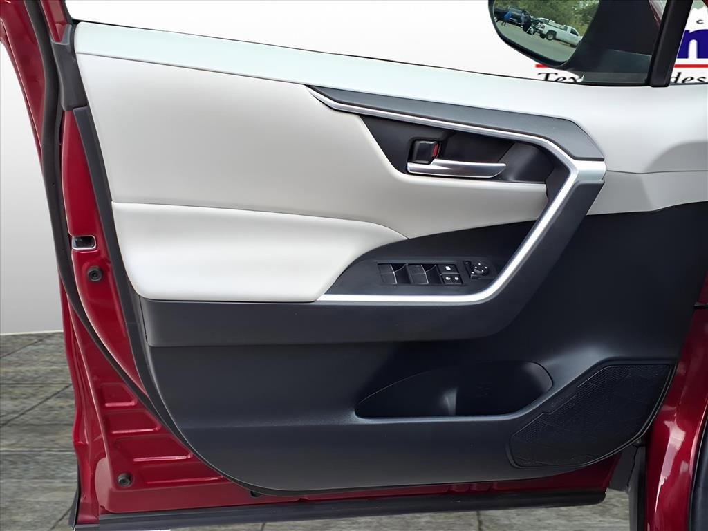 Used 2020 Toyota RAV4 XLE Premium image 11