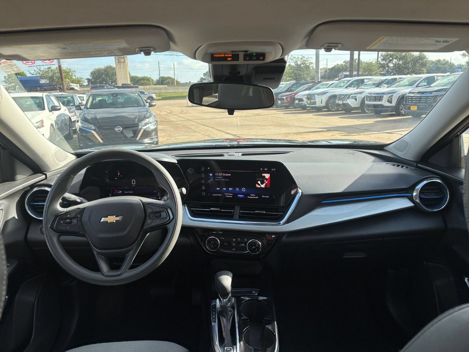Used 2025 Chevrolet Trax LT FWD image 32