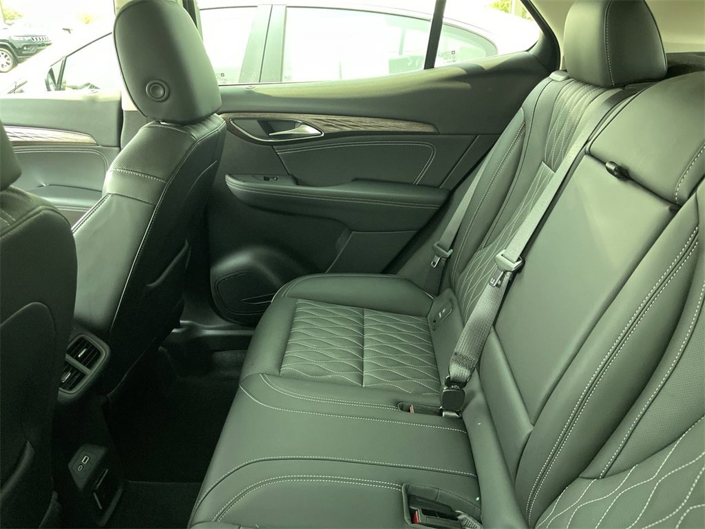 Used 2022 Buick Envision Avenir w/ Technology Package II image 6