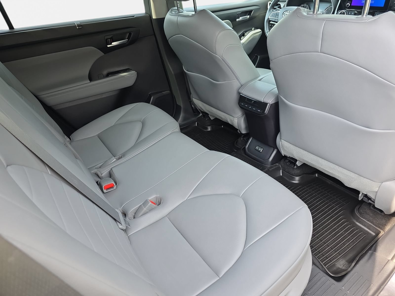 Used 2023 Toyota Highlander XLE FWD image 11