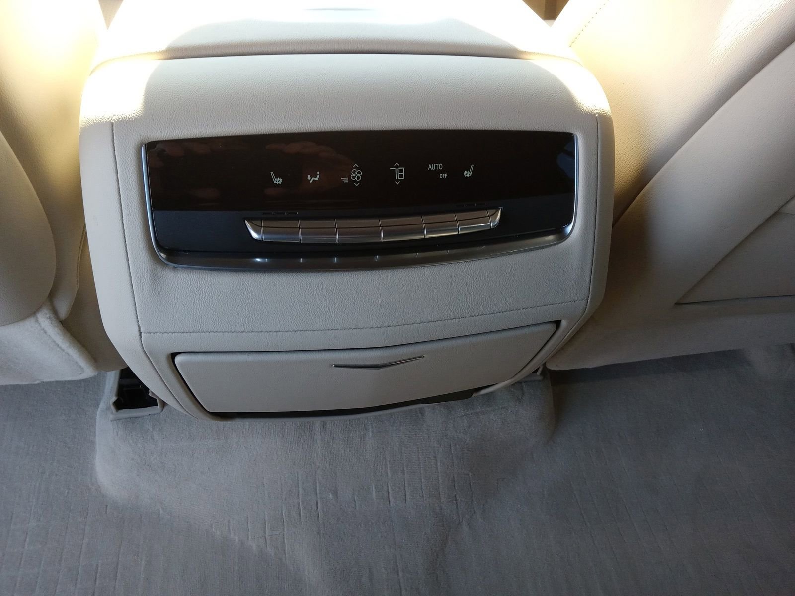 Used 2024 Cadillac Escalade ESV Premium Luxury AWD/4WD image 25