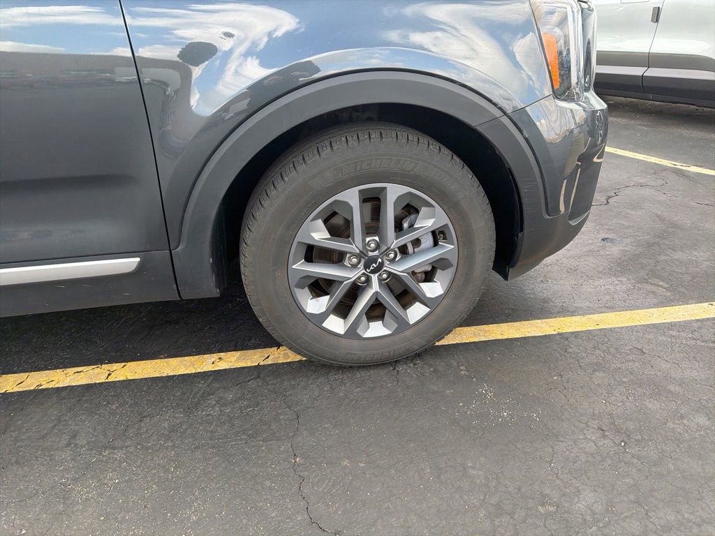 Used 2024 Kia Telluride LX image 2
