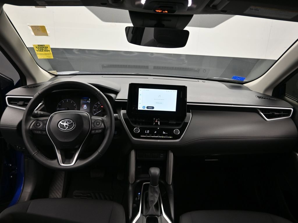 Used 2025 Toyota Corolla Cross LE image 18