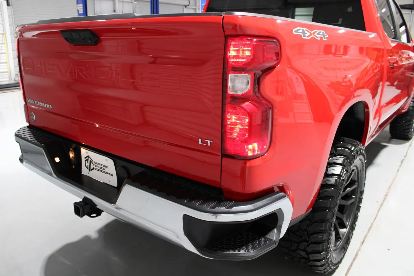 Used 2025 Chevrolet Silverado 1500 LT AWD/4WD image 9