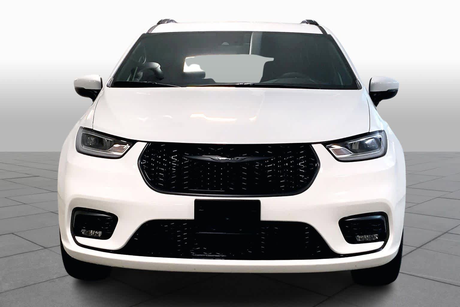 Used 2023 Chrysler Pacifica Touring-L w/ S Appearance Package image 3