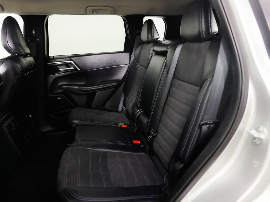 Used 2025 Mitsubishi Outlander SE image 18