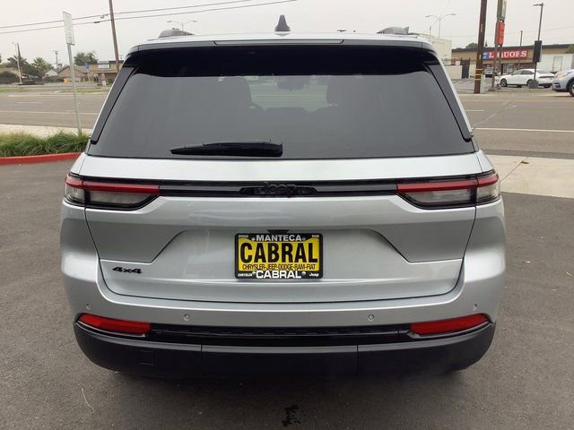 New 2025 Jeep Grand Cherokee Altitude image 28