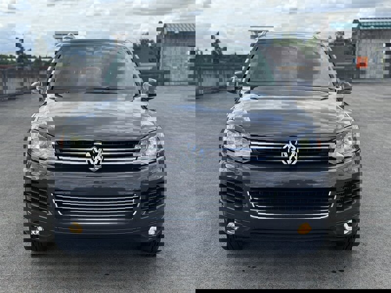 Used 2012 Volkswagen Touareg TDI image 8