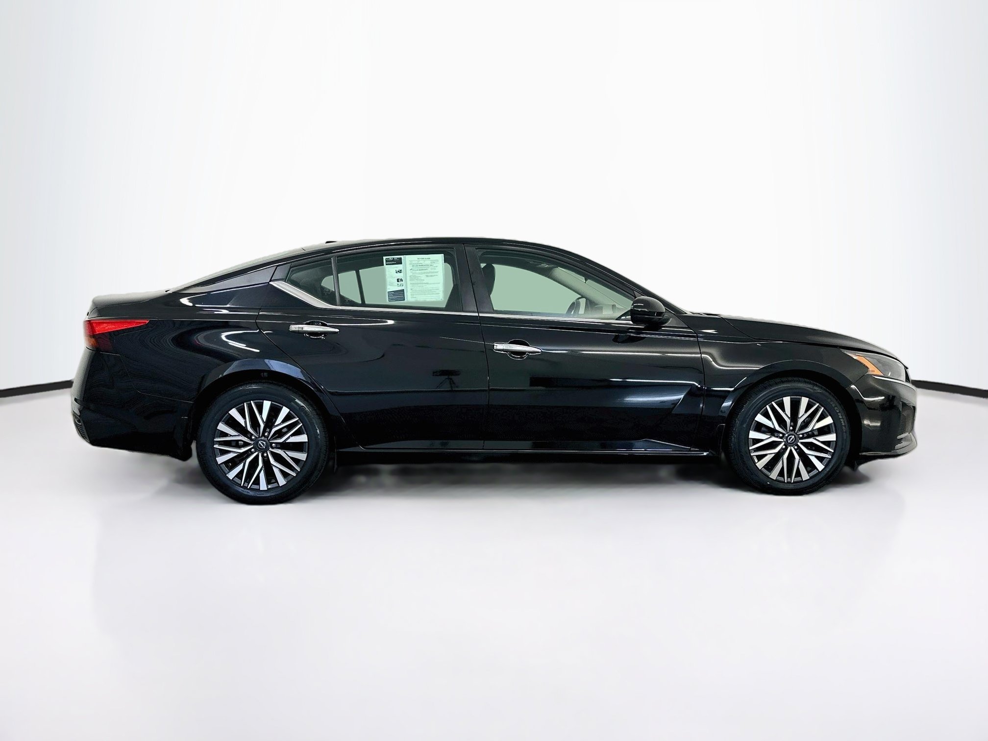 Used 2023 Nissan Altima 2.5 SV w/ SV Premium Package FWD image 10