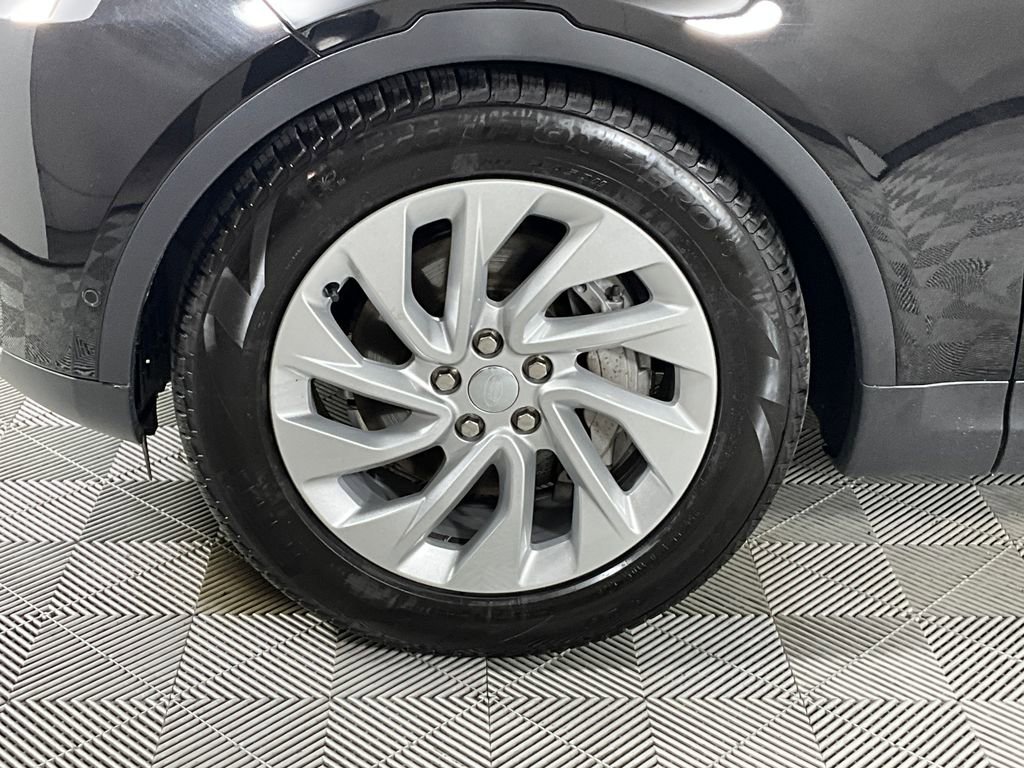 Certified 2025 Land Rover Discovery S image 31