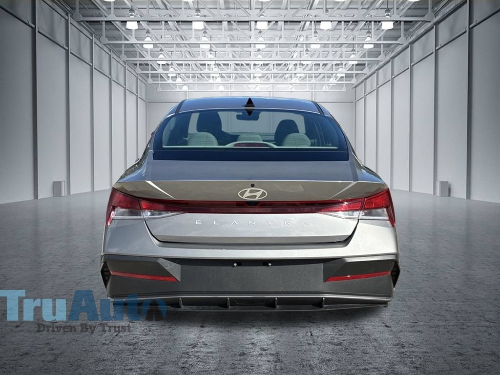 Used 2024 Hyundai Elantra SEL FWD image 7