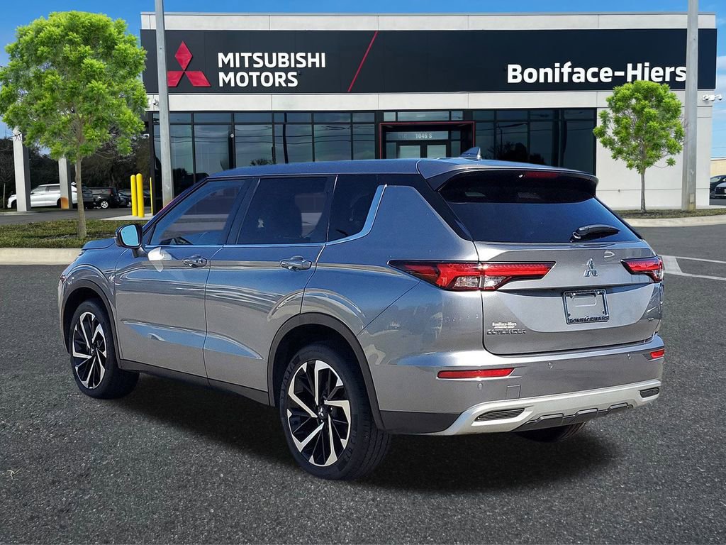 Used 2023 Mitsubishi Outlander SE image 3