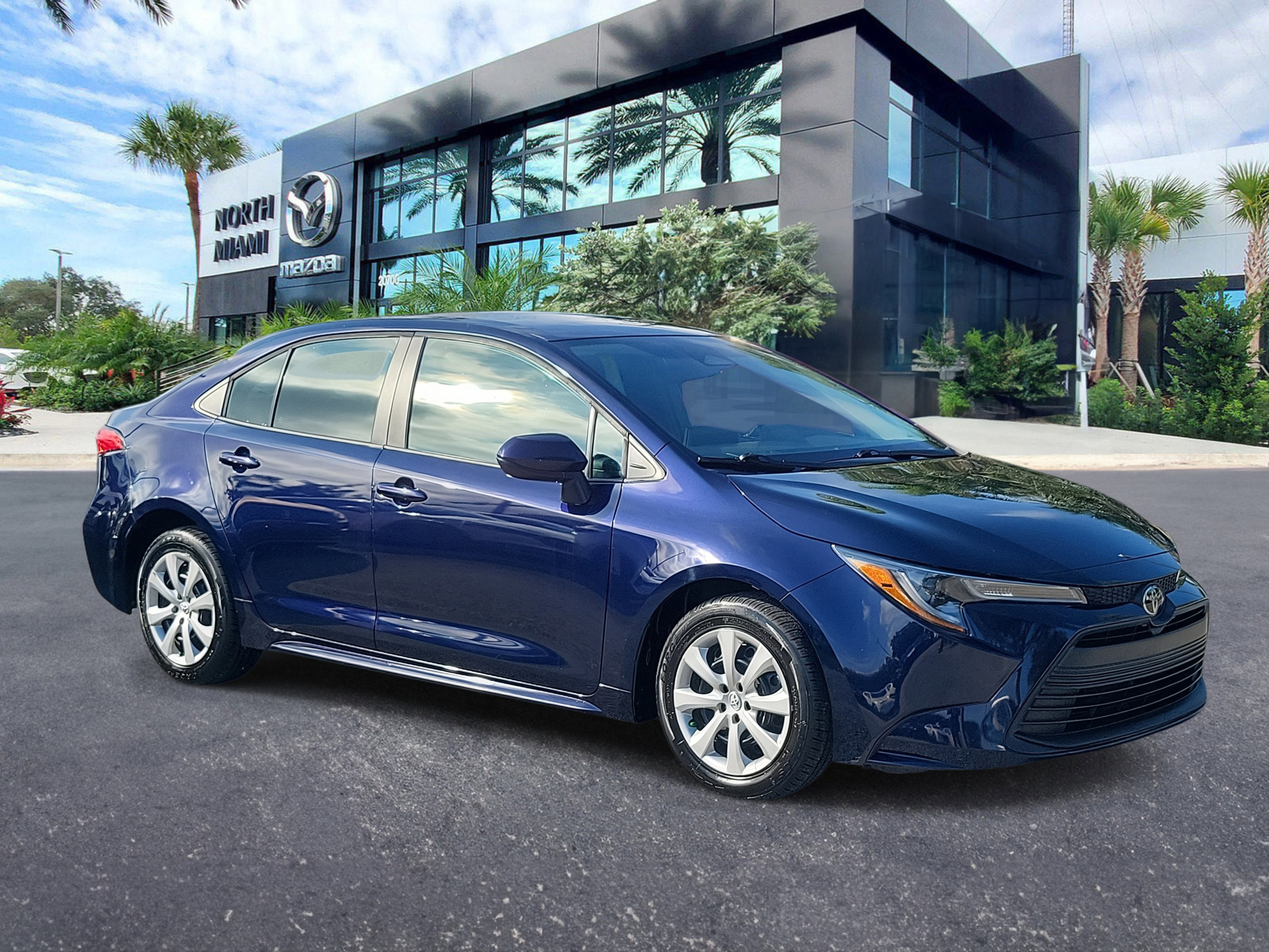 Used 2023 Toyota Corolla LE image 3