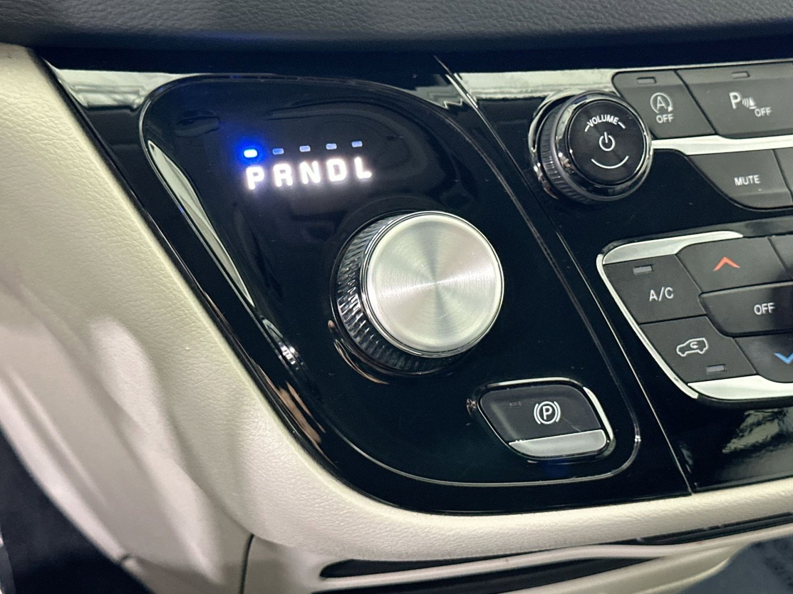 Used 2024 Chrysler Pacifica Touring-L image 29