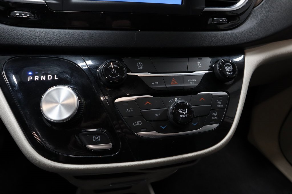 Used 2023 Chrysler Voyager LX image 34