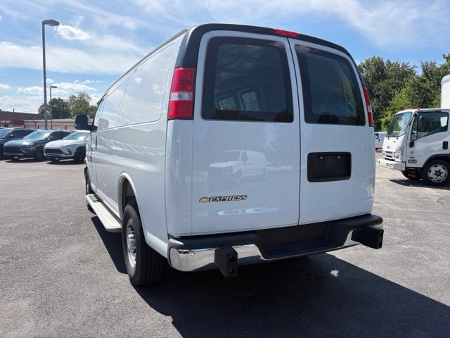Used 2025 Chevrolet Express 2500 w/ Driver Convenience Package RWD image 3