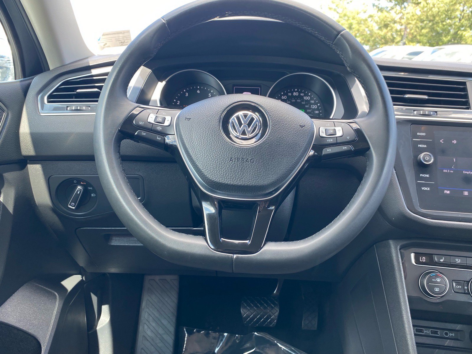 Used 2020 Volkswagen Tiguan SE FWD image 5