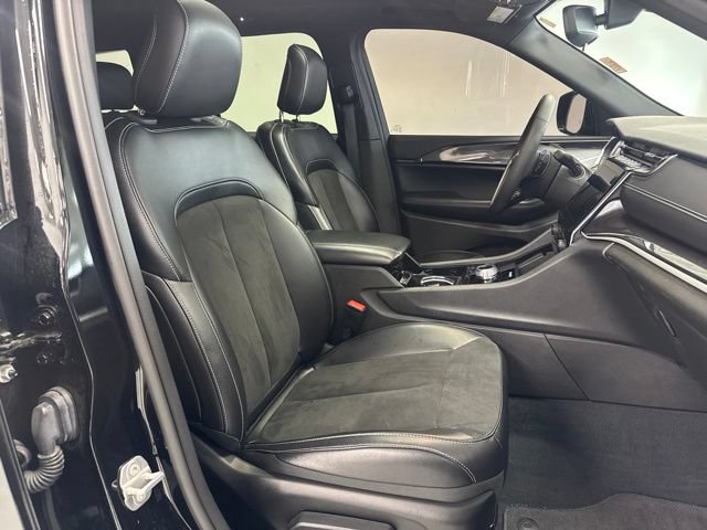 Used 2023 Jeep Grand Cherokee Altitude AWD/4WD image 25