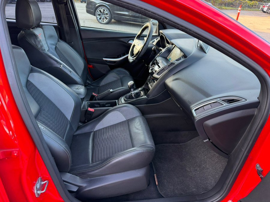 Used 2016 Ford Focus ST w/ Equipment Group 401A FWD image 24