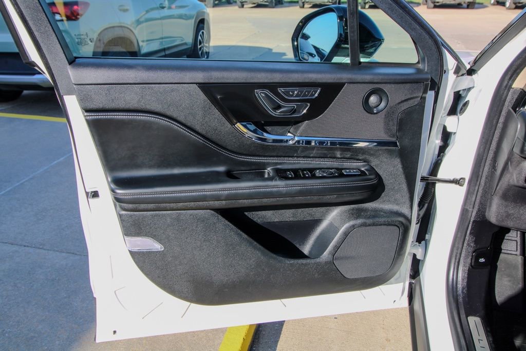 Used 2025 Lincoln Corsair Reserve w/ Equipment Group 202A AWD/4WD image 13