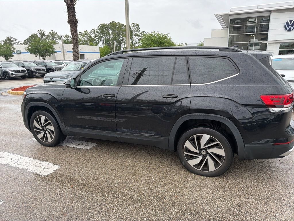 Used 2024 Volkswagen Atlas SE w/ Panoramic Sunroof Package FWD image 4