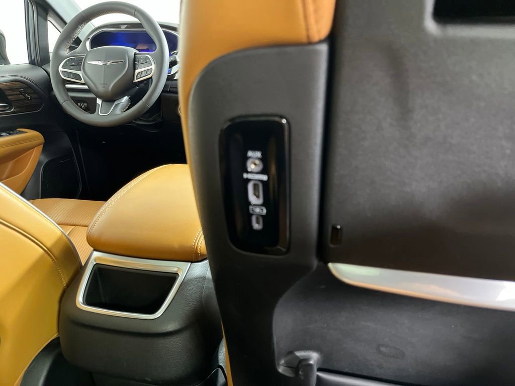 Used 2023 Chrysler Pacifica Pinnacle FWD image 8