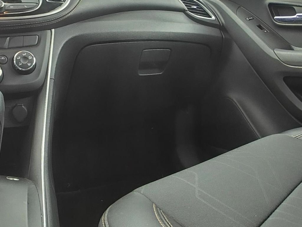 Used 2020 Chevrolet Trax LT w/ LT Convenience Package FWD image 15