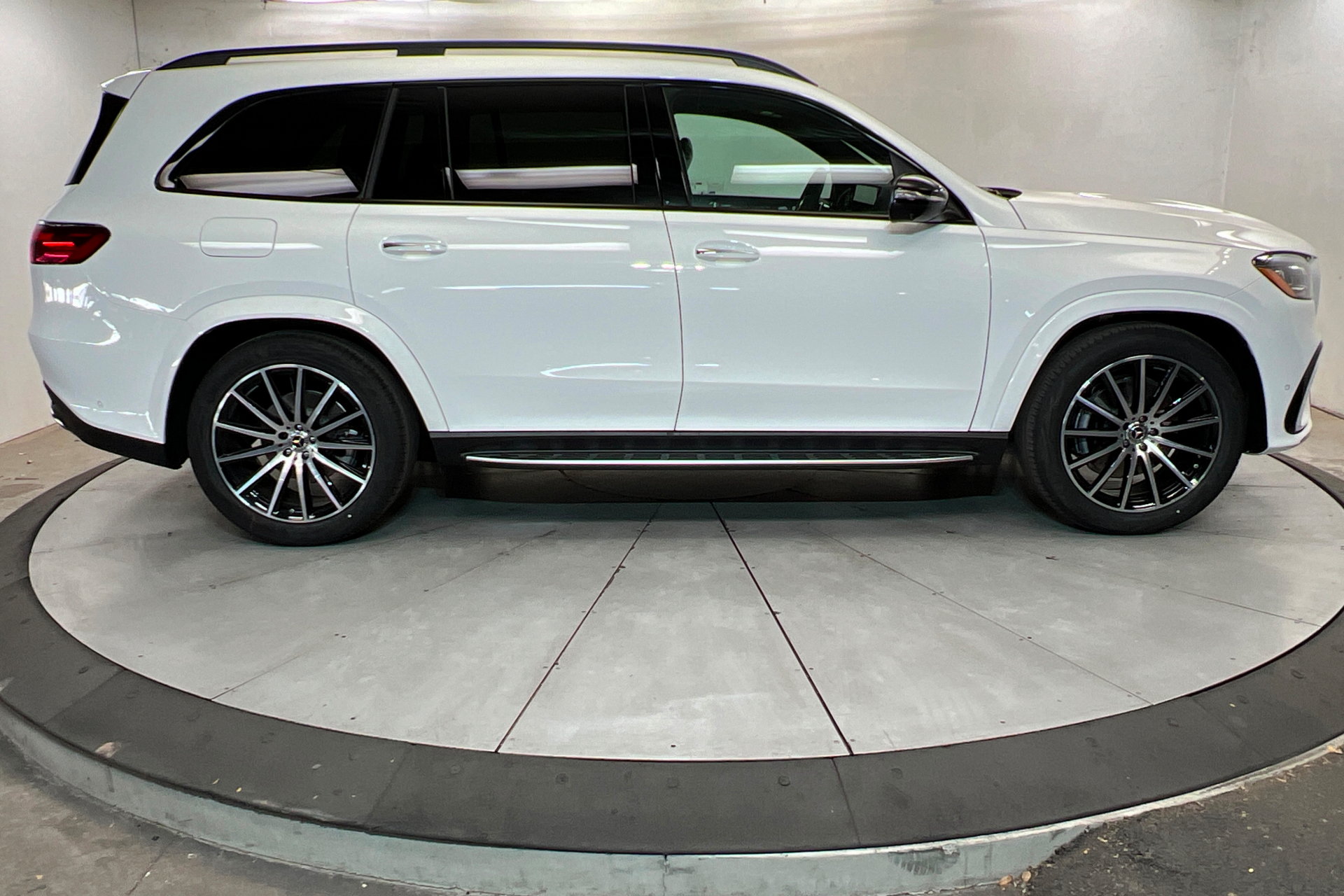 New 2026 Mercedes-Benz GLS 580 4MATIC image 6