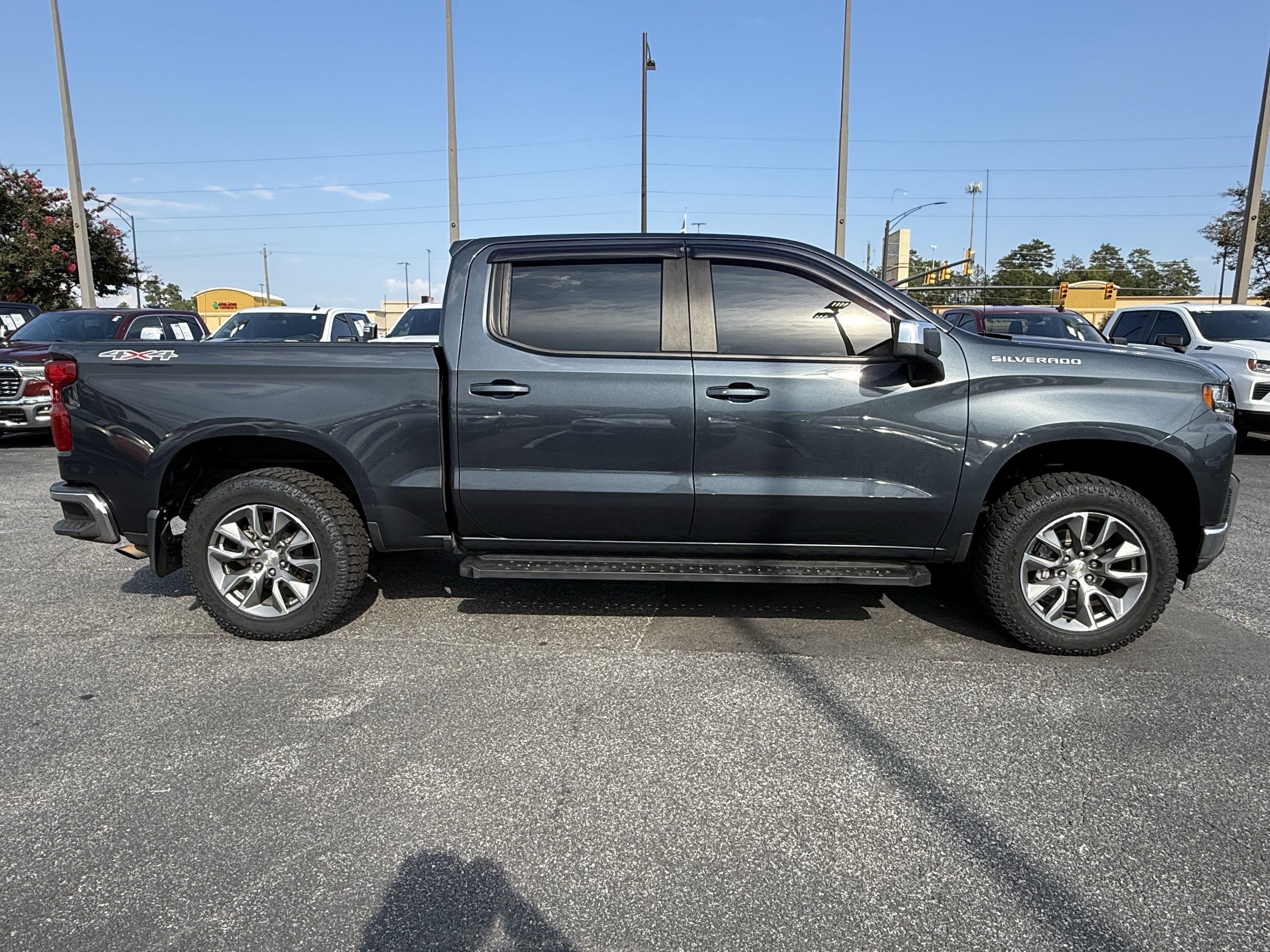 Used 2022 Chevrolet Silverado 1500 LT AWD/4WD image 11
